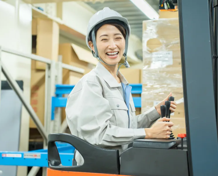 フォークリフトを運転する女性 写真