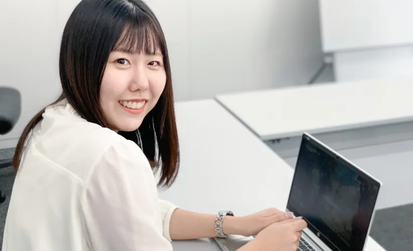 笑顔で仕事をしている女性 写真